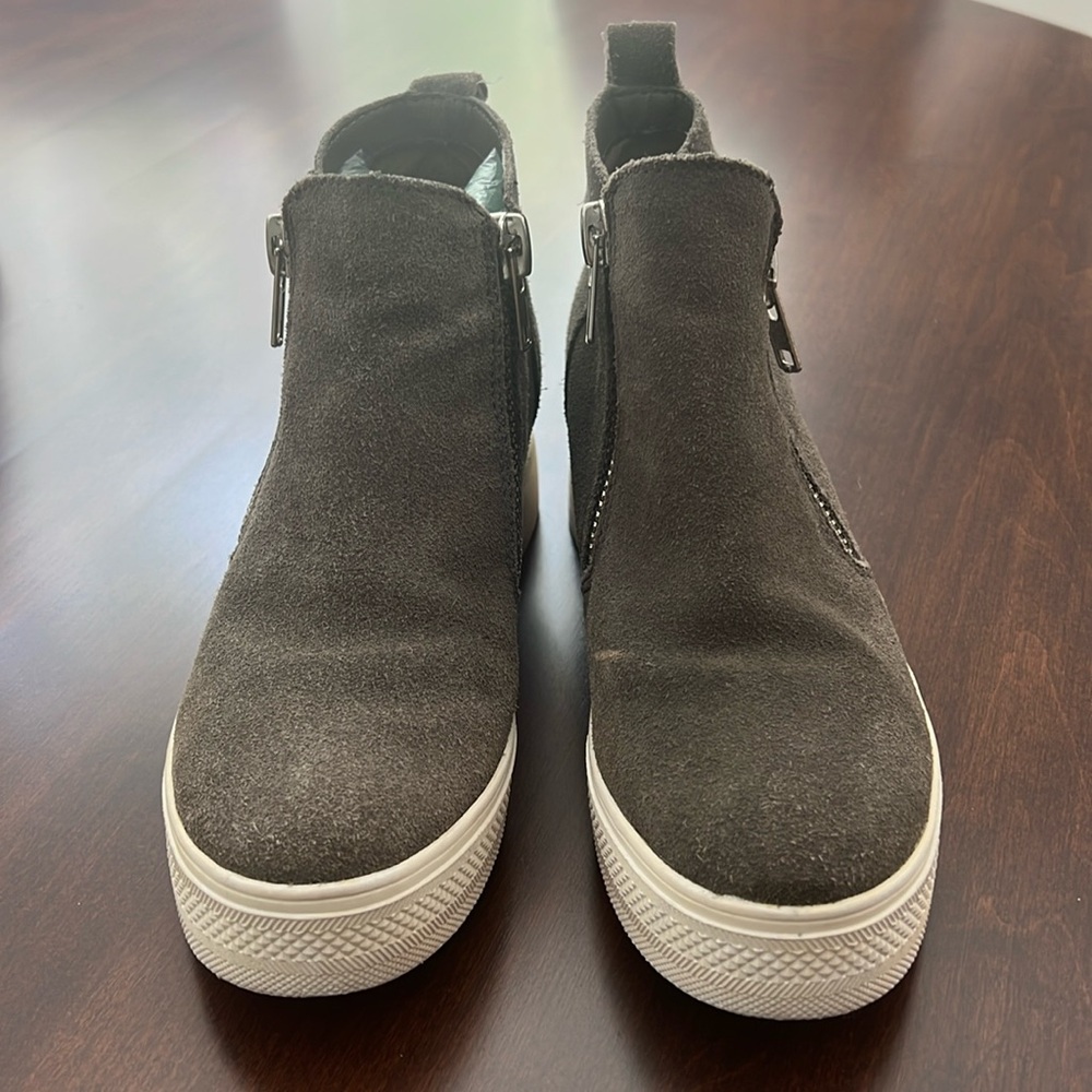 STEVE MADDEN SUEDE BOOTIES. 7.5. 2 scuffs on left bootie n yellowing on bottom